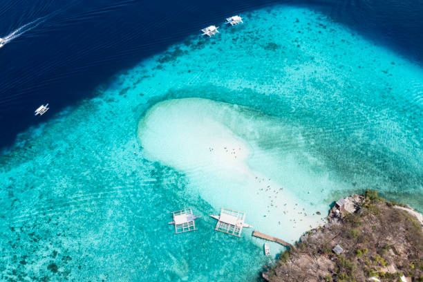 la vista aérea con una laguna como playa de arena blanca con turistas y agua turquesa cebú, filipinas-concepto de viaje de verano - cayman islands fotografías e imágenes de stock