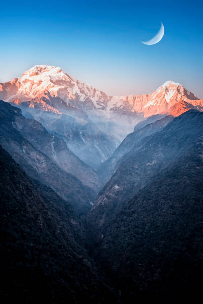 paesaggio nepalese - annapurna range foto e immagini stock