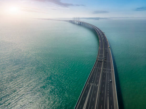аэрофотосъемка моста через залив циндао цзяочжоу - циндао стоковые фото и изображения