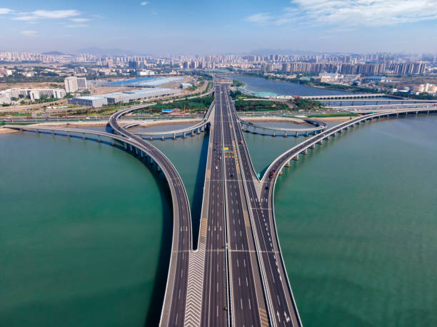 аэрофотосъемка моста через залив циндао цзяочжоу - циндао стоковые фото и изображения