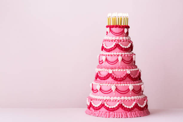 extravagant gâteau d’anniversaire rose à plusieurs niveaux décoré de passepoil à la crème au beurre vintage - gâteau danniversaire photos et images de collection