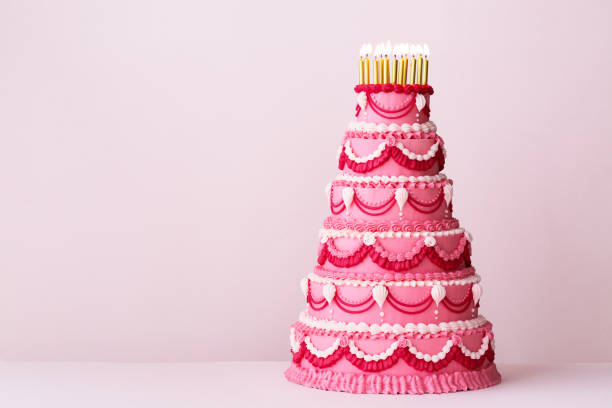 stravagante torta di compleanno a più livelli rosa decorata con bordi di crema al burro vintage - buttercream foto e immagini stock