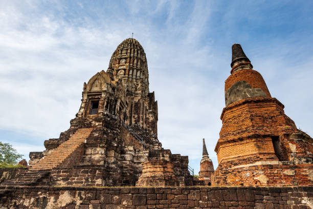 templo wat ratchaburana, antigo templo budista na cidade de ayutthaya, tailândia - ratchaburana - fotografias e filmes do acervo