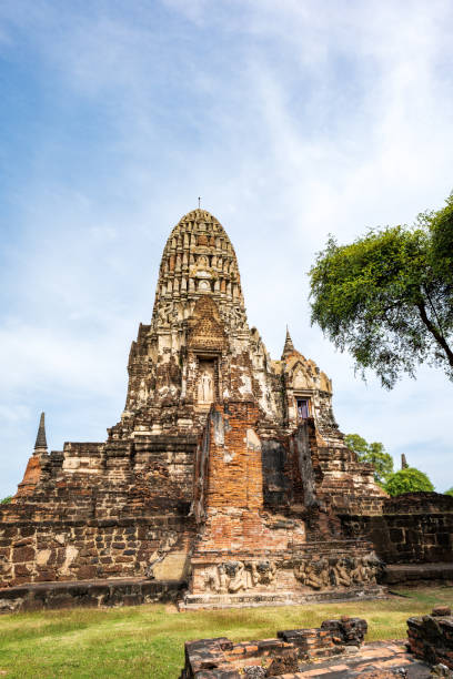 templo wat ratchaburana, antigo templo budista na cidade de ayutthaya, tailândia - ratchaburana - fotografias e filmes do acervo