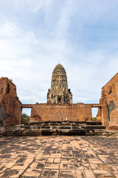 templo wat ratchaburana, antigo templo budista na cidade de ayutthaya, tailândia - ratchaburana - fotografias e filmes do acervo