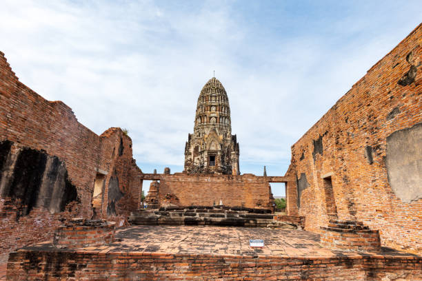 templo wat ratchaburana, antigo templo budista na cidade de ayutthaya, tailândia - ratchaburana - fotografias e filmes do acervo
