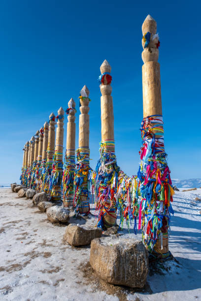 pilastri rituali in legno con nastri colorati - lake baikal lake landscape winter foto e immagini stock