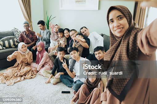 istock big family taking a selfie when celebration lebaran 1399394380