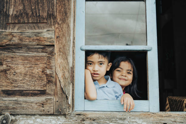 dzieci robiące śmieszne miny w oknie - child asian and indian ethnicities facial expression asia zdjęcia i obrazy z banku zdjęć