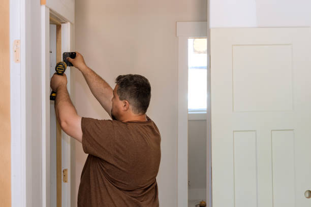 processo di installazione porte in acciaio inox su porta in legno con cacciavite - hardware store work tool carpentry home improvement foto e immagini stock