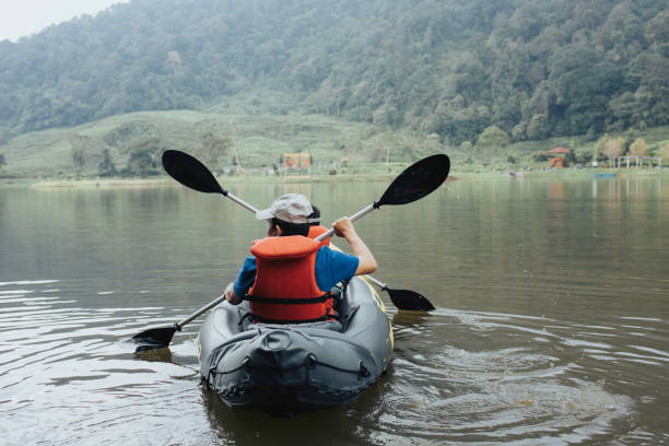 el niño y su padre disfrutan del kayak en el lago - child inflatable raft lake family fotografías e imágenes de stock