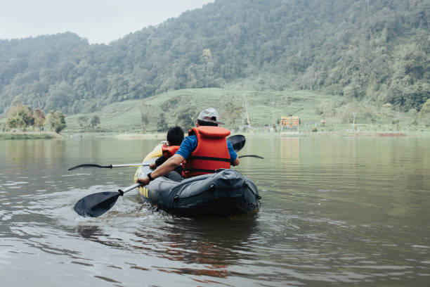 어린 소년과 그의 아버지는 호수 카약을 즐긴다. - child inflatable raft lake family 뉴스 사진 이미지