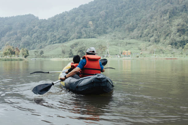 menino e seu pai desfrutar caiaque lago - child inflatable raft lake family - fotografias e filmes do acervo