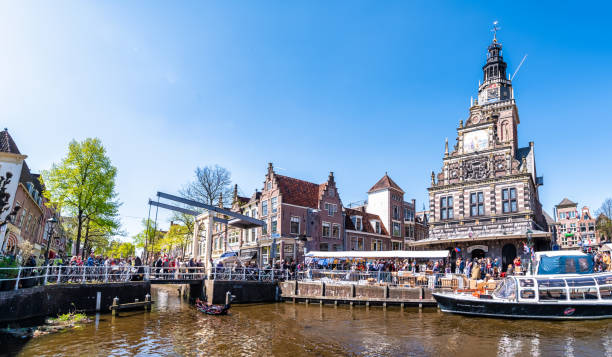 el mercado de quesos de alkmaar y la antigua iglesia se convierten en un museo y un edificio de mercado - amsterdam canal netherlands dutch culture fotografías e imágenes de stock