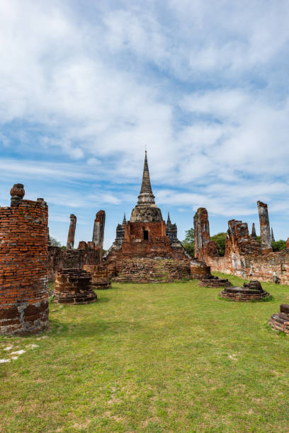 site du temple wat phra sri sanphet, ruines du majestueux temple du palais royal dans l’ancienne capitale de la thaïlande, ayutthaya. - sanphet palace photos et images de collection
