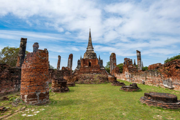 site du temple wat phra sri sanphet, ruines du majestueux temple du palais royal dans l’ancienne capitale de la thaïlande, ayutthaya. - sanphet palace photos et images de collection