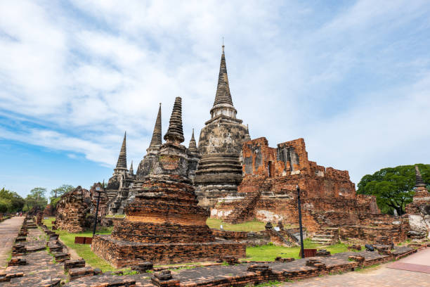 site du temple wat phra sri sanphet, ruines du majestueux temple du palais royal dans l’ancienne capitale de la thaïlande, ayutthaya. - sanphet palace photos et images de collection