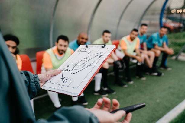 the coach is explaining the tactics to the soccer team - 後備球員 個照片及圖片檔