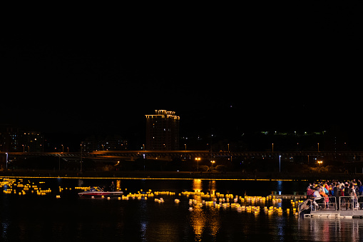 On Saturday, November 16, Shinnyo held its fifth annual Lantern Floating in Taiwan. The event took place at Luzhou Breeze Park in New Taipei City. Over 10,000 people floated more than 8,000 lanterns amidst the chanting of Buddhist prayers.

Since 2015 Shinnyo-en has organized Lantern Floatings in Taiwan under the theme 