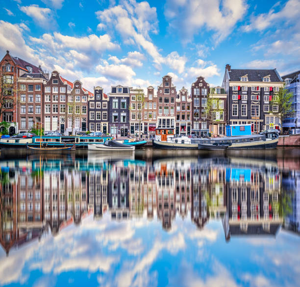 amsterdam canal singel avec maisons hollandaises - canal photos et images de collection