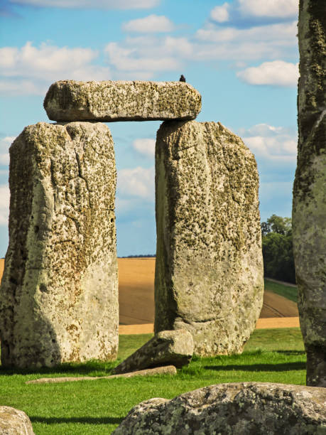 uno dei grandi trililithins di stonehenge, - stonehenge ancient civilization religion archaeology foto e immagini stock