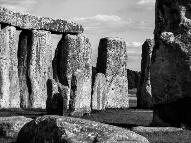 parte del cerchio sarsen esterno di stonehenges in bianco e nero - stonehenge ancient civilization religion archaeology foto e immagini stock