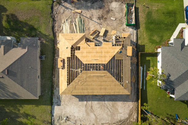 vista aerea della casa privata suburbana con telaio del tetto in legno in costruzione nella tranquilla zona rurale della florida - construction frame finance development construction foto e immagini stock
