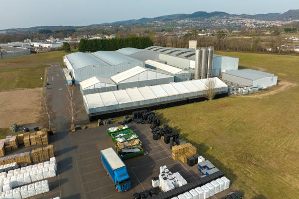 vista aérea da moderna estrutura fabril para produção e distribuição de equipamentos industriais. conceito de indústria global - industrial zone - fotografias e filmes do acervo