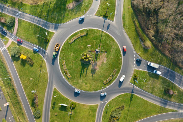 교통량이 많은 도로 로터리 교차로의 조감도. 도시 순환 교통 교차로 - traffic roundabout 뉴스 사진 이미지