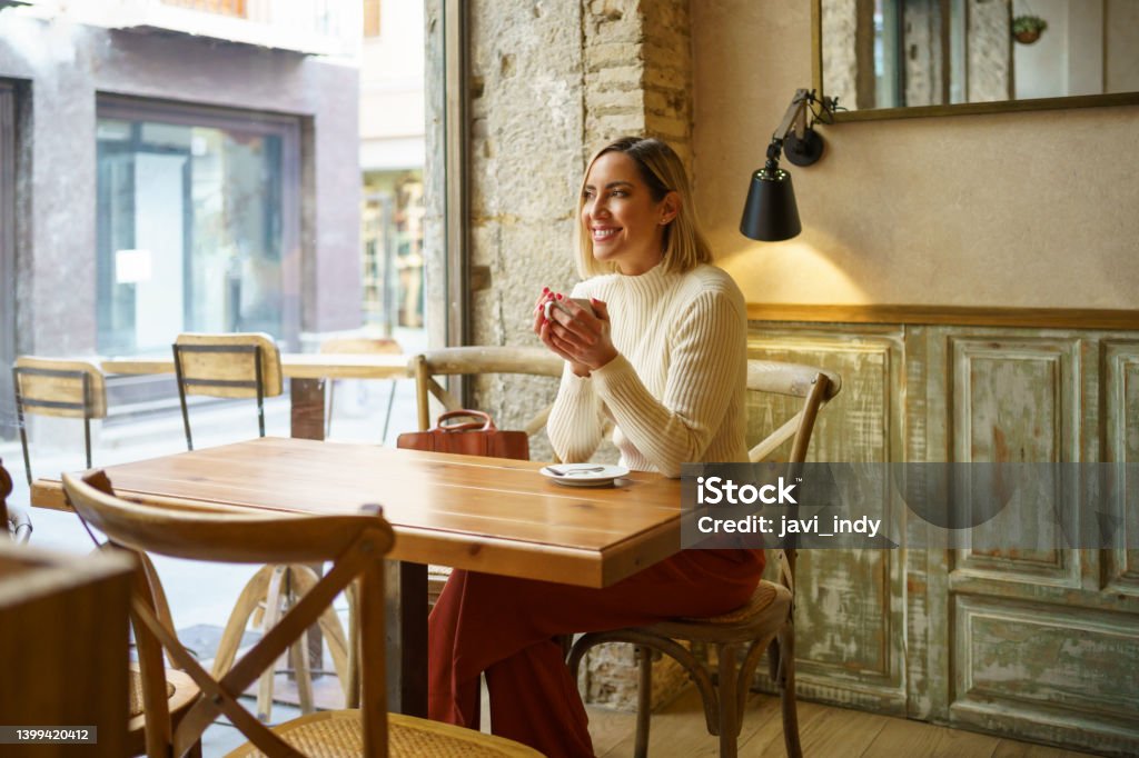 Delighted woman with coffee in cafe - Royalty-free 40-44 jaar Stockfoto Delighted woman with coffee in cafe - Royalty-free 40-44 jaar Stockfoto