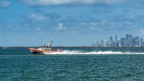 безопасность на морях - usa coast guard ship nautical vessel стоковые фото и изображения