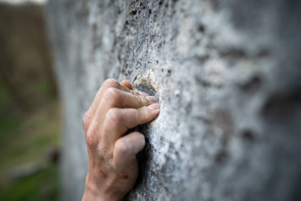 homem adulto erção em uma rocha - climbing wall rock climbing holding reaching - fotografias e filmes do acervo