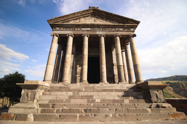 der tempel von garni ist der griechisch-römische kolonnadentempel in armenien - greco roman fotos stock-fotos und bilder