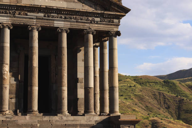 der tempel von garni ist der griechisch-römische kolonnadentempel in armenien - greco roman fotos stock-fotos und bilder