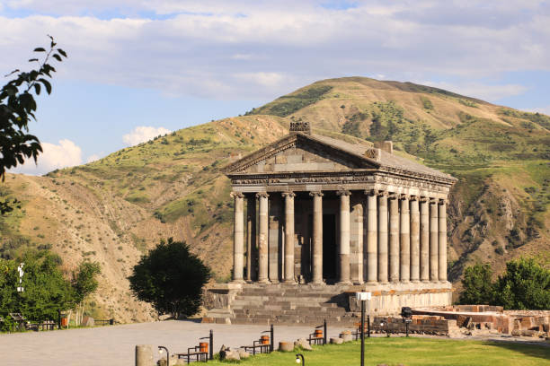 der tempel von garni ist der griechisch-römische kolonnadentempel in armenien - greco roman fotos stock-fotos und bilder