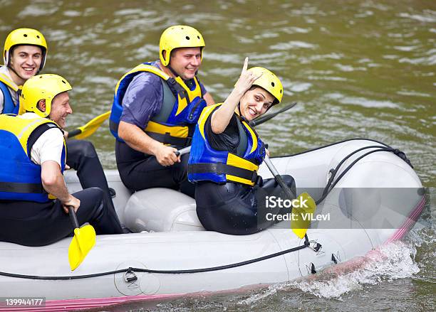 Foto de Pessoas Felizes De Barco De Rio e mais fotos de stock de Artigo de vestuário para cabeça - Artigo de vestuário para cabeça, Bote inflável, Capacete - Equipamento