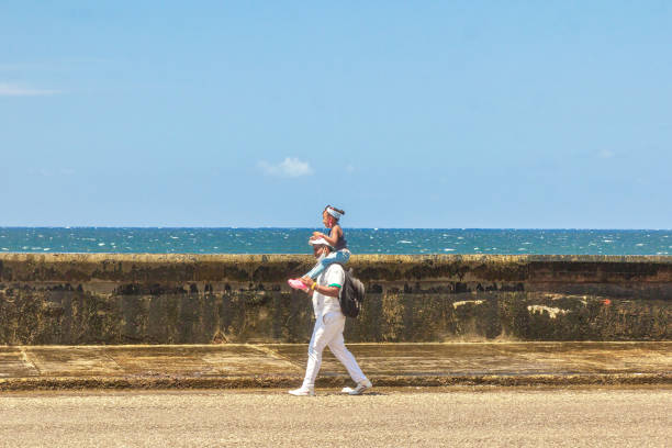 ludzie w el malecon - capital cities retaining wall malecon coastline zdjęcia i obrazy z banku zdjęć