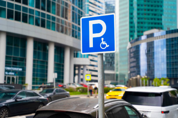 парковка для инвалидов. - designated driver стоковые фото и изображения