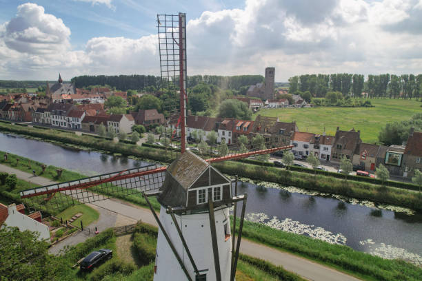 vista del molino de viento schellemolen y la ciudad de damme - belgium bruges windmill europe fotografías e imágenes de stock
