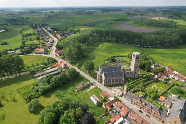 igreja onze-lieve-vrouwekerk em damme, bélgica - bruges belgium history scenics - fotografias e filmes do acervo