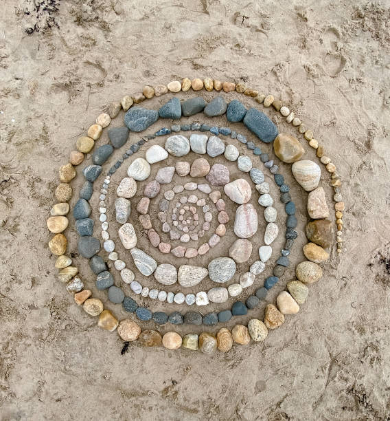 stone circle on the beach - circle of stones imagens e fotografias de stock