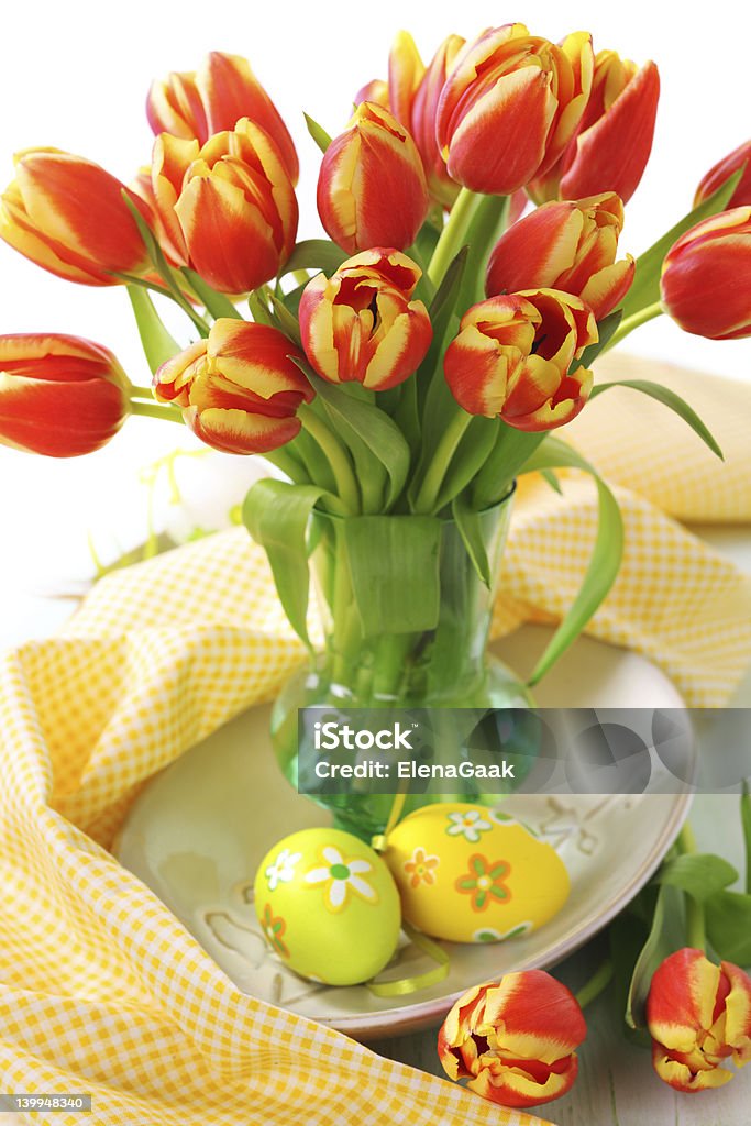 Весенний Букет тюльпанов в ваза с пасхальные яйца - Стоковые фото Без людей роялти-фри