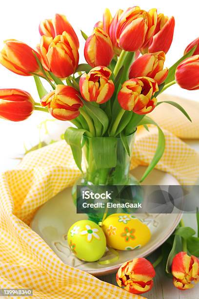 Весенний Букет Тюльпанов В Ваза С Пасхальные Яйца — стоковые фотографии и другие картинки Без людей - Без людей, Белый, Букет