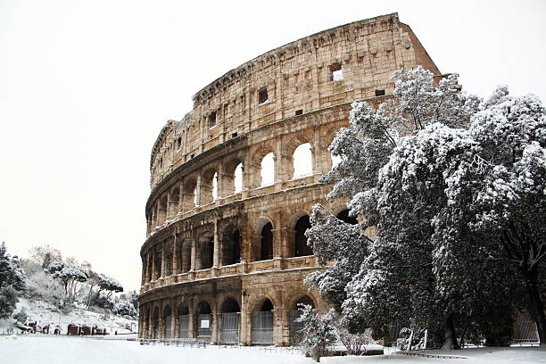 el coliseum cubierto de nieve - imperial italy rome roman forum fotografías e imágenes de stock