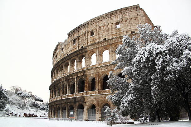 koloseum, objętych śniegu - italy coliseum rome italian culture zdjęcia i obrazy z banku zdjęć