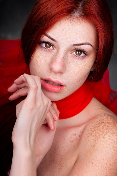 Retrato de hermosa mujer con pelo rojo y de pecas - foto de stock
