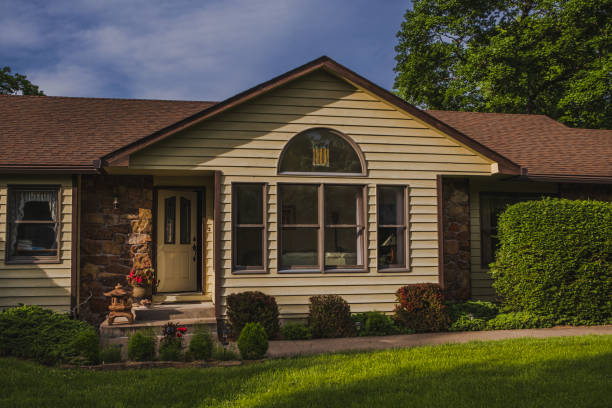 istock Midwestern house at sunset in summer 1399494374