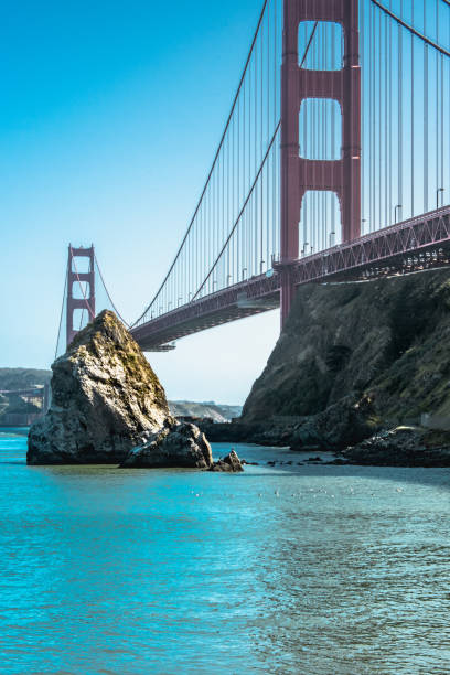 ゴールデンゲートブリッジはバッテリーイェーツで岩 - golden gate bridge bridge large san francisco county ストックフォトと画像