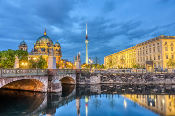 la cattedrale di berlino, la famosa torre della tv e una parte del palazzo della città ricostruito - spree river foto e immagini stock