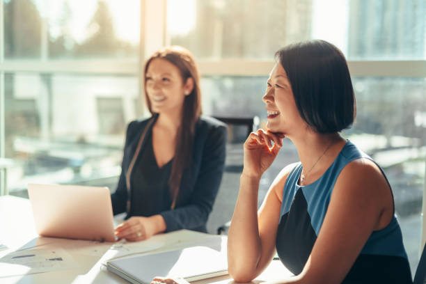 koreańska bizneswoman słuchająca dyskusji na spotkaniu z kolegą w nowoczesnym biurze biznesowym - seminar women recruitment meeting zdjęcia i obrazy z banku zdjęć